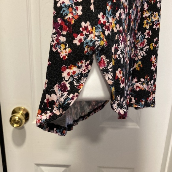 Maurices 24/7 - Sleeveless Black Floral V-Neck Curved Split Hem Tank Top - Sz S. - Picture 5 of 11